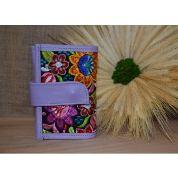 Portfel mały skórzany fioletowy z kwiatowym kolorowym haftem .